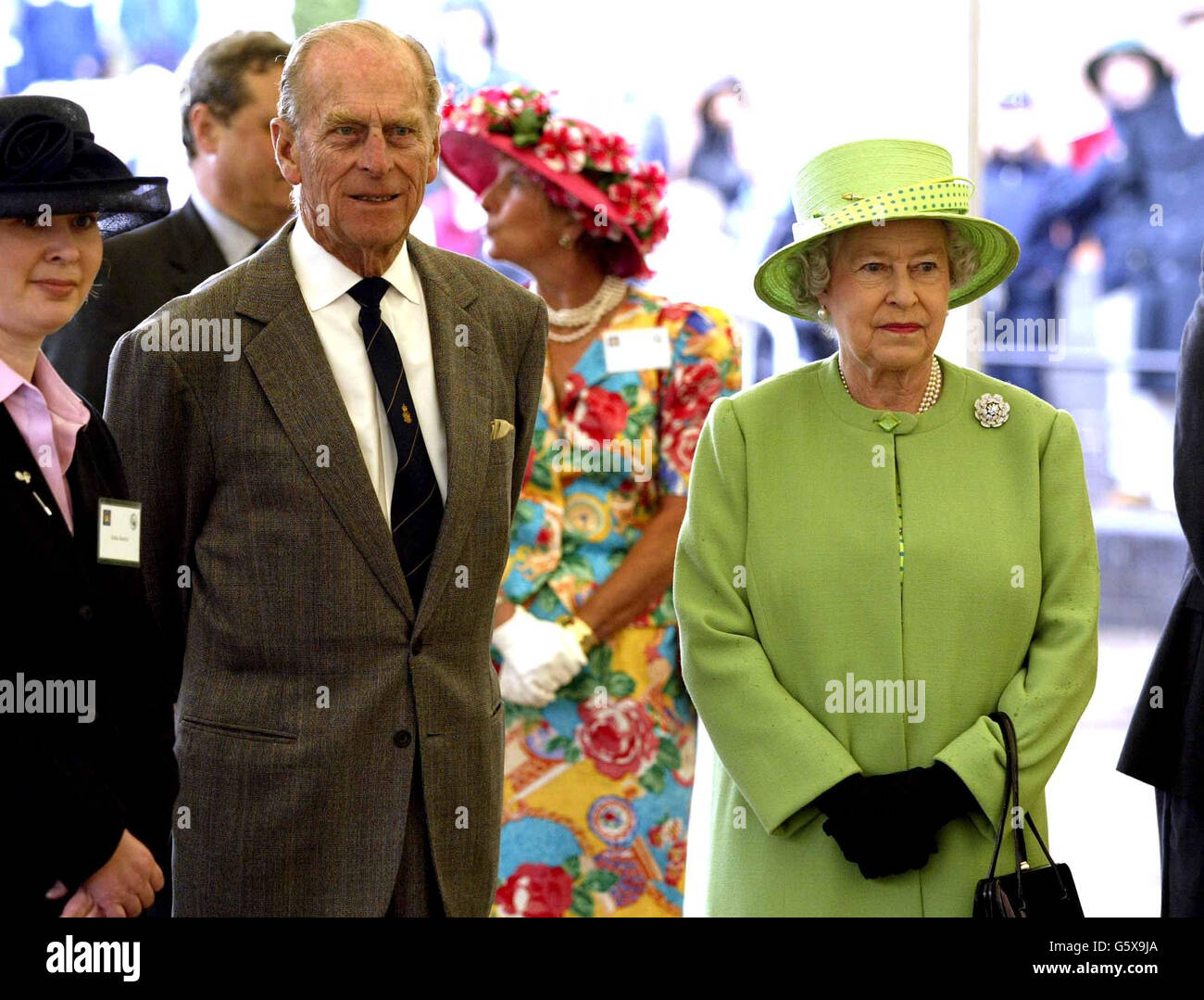 Die britische Königin Elizabeth II. Und der Herzog von Edinburgh besuchen das Bass Museum in Burton upon Trent, Staffordshire im Rahmen ihrer Golden Jubilee Tour durch Großbritannien. Stockfoto