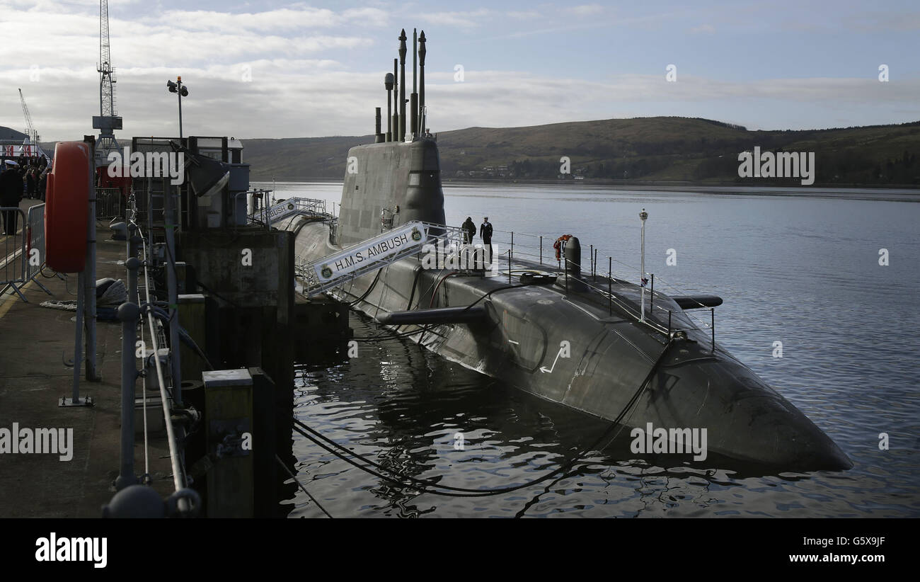 Ein Blick auf HMS Ambush, Großbritanniens fortschrittlichstes Angriffs-U-Boot, vor seiner Inbetriebnahmezeremonie auf dem Marinestützpunkt Faslane in Schottland. Stockfoto