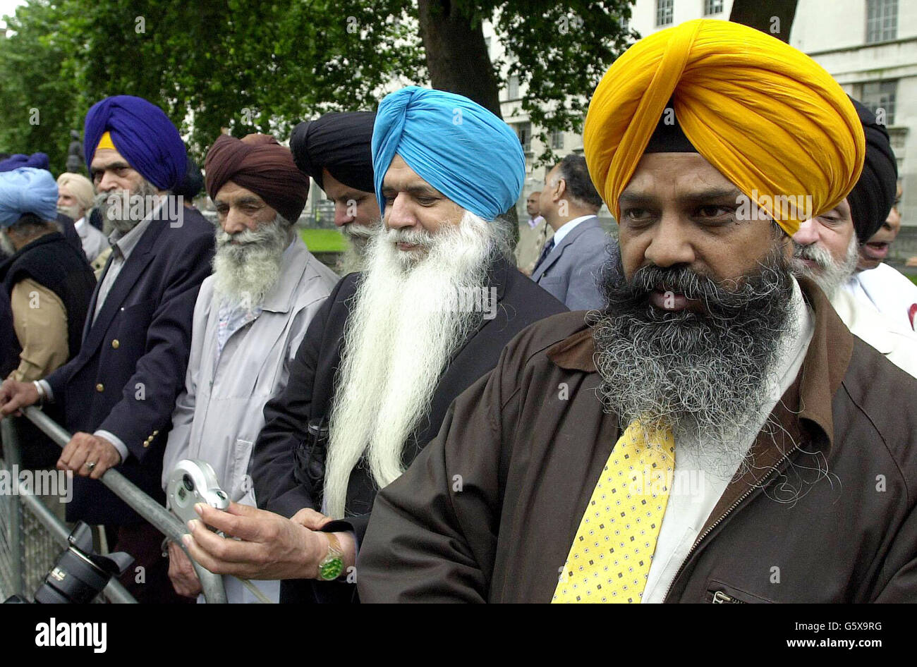 Eine Gruppe von etwa 100 Sikhs steht außerhalb der Downing Street im Zentrum Londons, da sie verlangen, dass Sikhs als separate religiöse Gruppe anerkannt werden. Eine Petition, die den Umzug fordert, wurde der Residenz des Premierministers vorgelegt. *Amrik Singh, Präsident der Federation of Sikhs Organisation sagte: "Wir kämpfen tatsächlich seit 1997 für eine separate ethnische Gruppe." Singh sagte, dass die Sikh-Gemeinschaft eine der stärksten ethnischen Gruppen in Großbritannien darstellte. Stockfoto