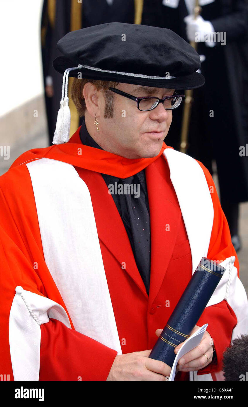 Sir Elton John lächelt, nachdem er von der Royal Academy of Music außerhalb der Royal Academy of Music in London ein Ehrendoktorat erhalten hat. * Sir Elton, der an der Akademie studierte, wurde von seinem Partner David Furnish und seinen Eltern Mutter Sheila und Stiefvater Fred Fairbrother begleitet. Stockfoto