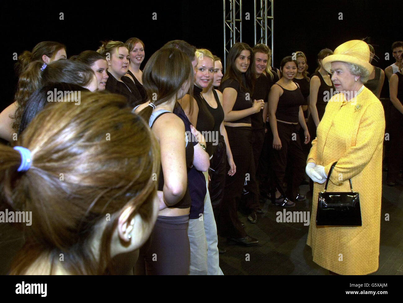 Queen Elizabeth II spricht mit einer Gruppe von Tänzern, während sie für die Musikshow 42nd Street an der Brit School for Performing Arts and Technology in Croydon, Surrey, Proben. Stockfoto