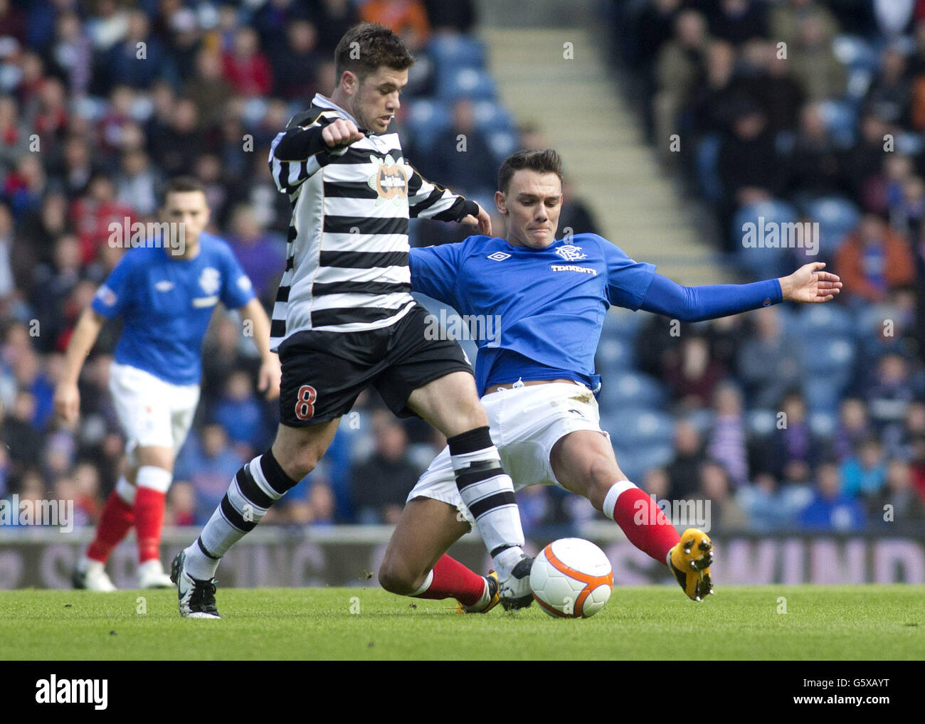 Rangers' Kal Naismith (rechts) und East Stirlingshire's Andrew Stirling während der IRN-BRU Scottish Third Division in Ibrox, Glasgow. Stockfoto