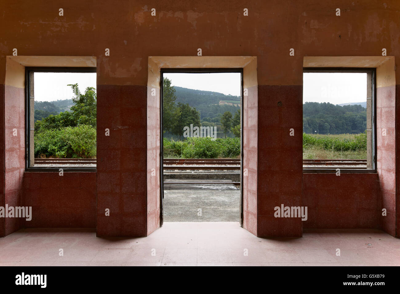 Verlassenen Eisenbahn-station und Schienen zu trainieren. Querformat Stockfoto