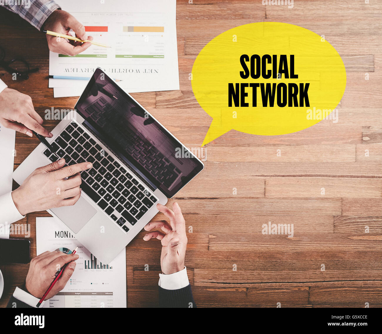 BUSINESS-TEAMS ARBEITEN IM BÜRO MIT SOZIALEN NETZWERK REDE BLASE AUF SCHREIBTISCH Stockfoto