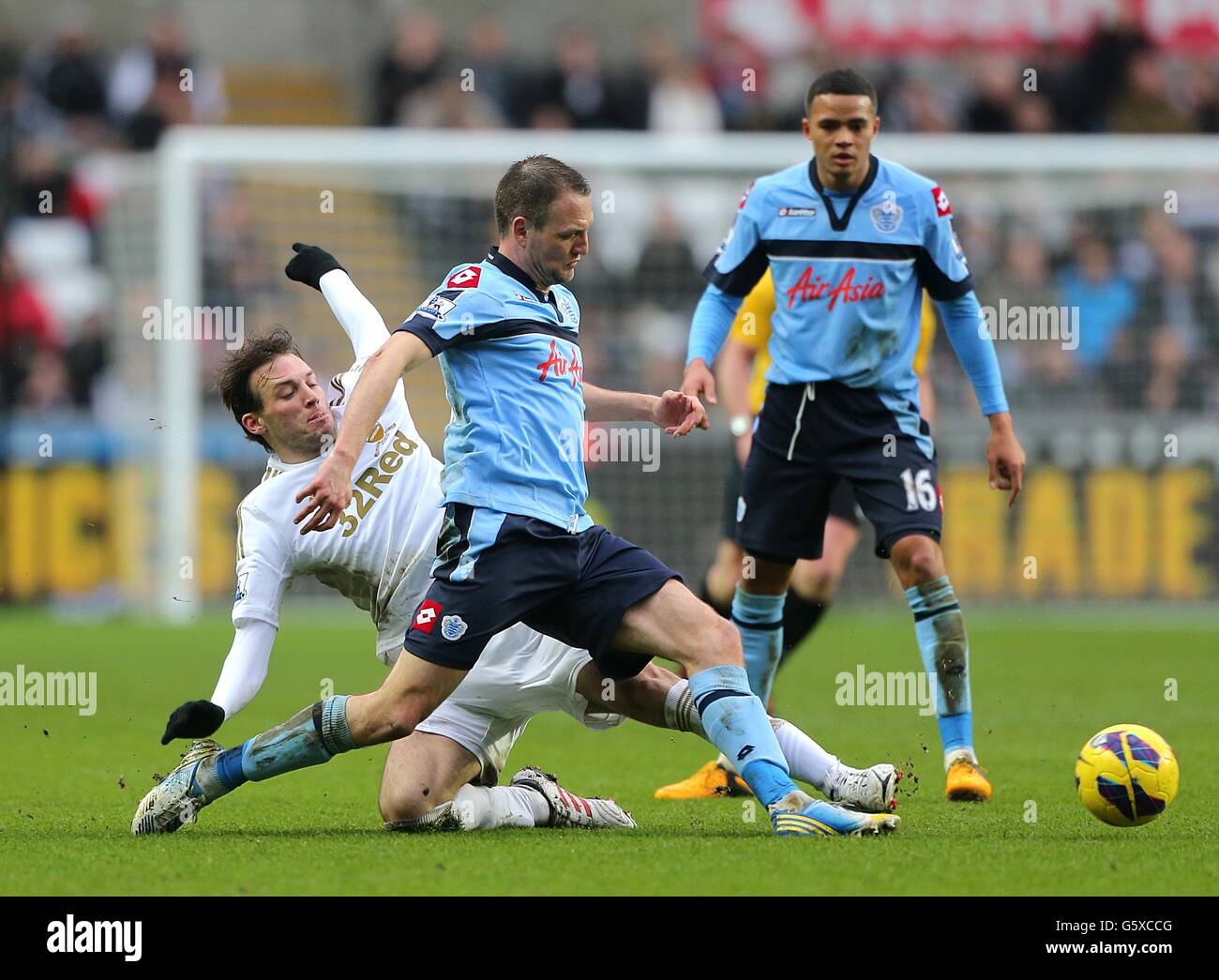 Fußball - Barclays Premier League - Swansea City / Queens Park Rangers - Liberty Stadium. Miguel Michu von Swansea City (links) und Clint Hill von Queens Park Rangers (Mitte) kämpfen um den Ball Stockfoto