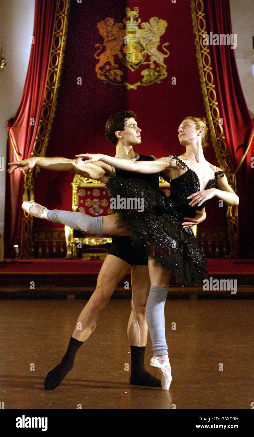 Die Hauptballerina mit dem Royal Ballet, Zemida Yanovski und Roberto Bolle, der Hauptmann mit der Scala, Proben in Mailand Tschaikowskys Schwanensee im Ballsaal des Buckingham Palace, * in Vorbereitung auf ihre Aufführung am Samstag im Prom im Palace zur Feier des Goldenen Jubiläums von Königin Elizabeth II. Stockfoto Die Hauptballerina mit dem Royal Ballet, Zemida Yanovski und Roberto Bolle, der Hauptmann mit der Scala, Proben in Mailand Tschaikowskys Schwanensee im Ballsaal des Buckingham Palace, * in Vorbereitung auf ihre Aufführung am Samstag im Prom im Palace zur Feier des Goldenen Jubiläums von Königin Elizabeth II. Stockfoto