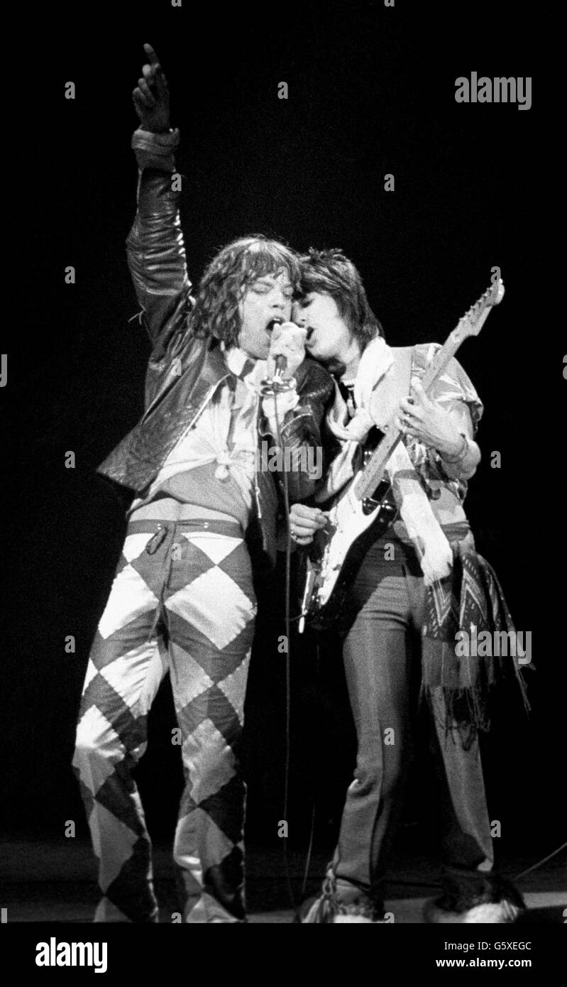 Mick Jagger und Ronnie Wood (rechts) in Harmonie auf der Bühne des Apollo Theatre in Glasgow, wo die Rolling Stones die Stadt im Sturm eroberten. Stockfoto