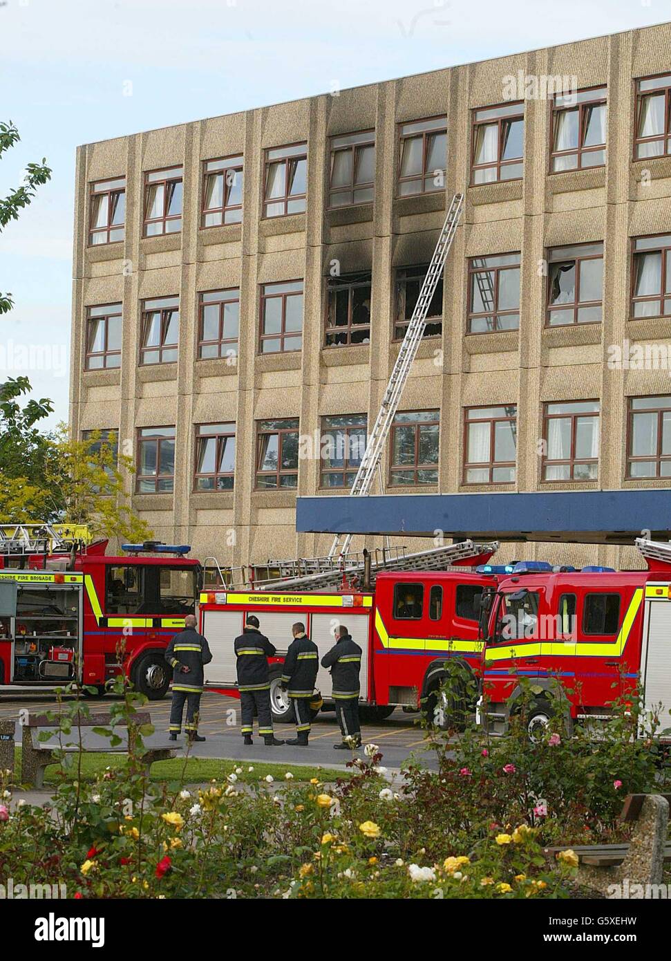 Feuerwehrleute haben sich im zweiten Stock des Warrington Hospital in Cheshire einen Brand angegangen, der kurz vor 17 Uhr begann. * EINE Sprecherin des Krankenhauses sagte, dass im Moment niemand verletzt wird, aber eine Reihe von Menschen in einen anderen Flügel des Krankenhauses evakuiert wurden, um versorgt zu werden. Stockfoto
