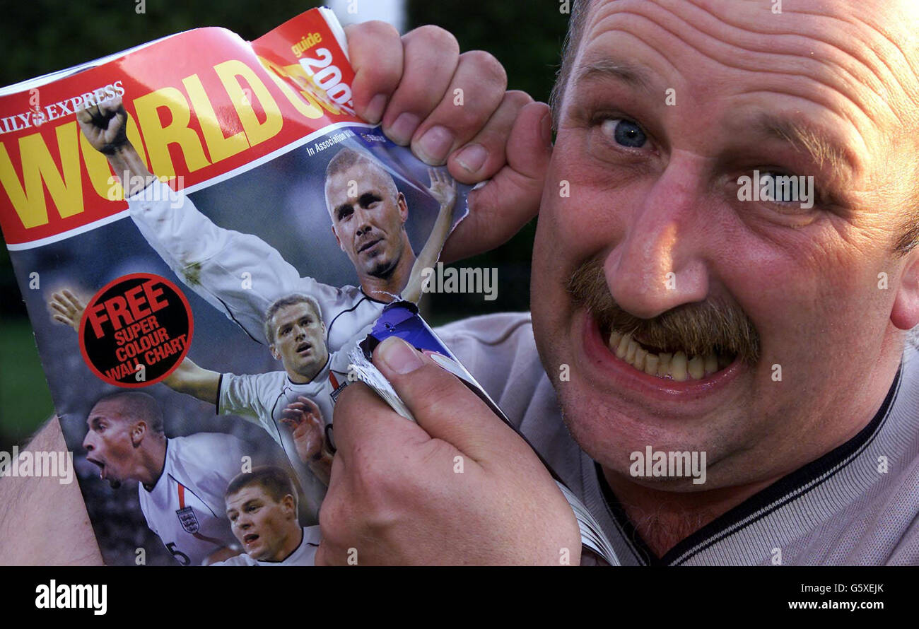 Das WM-Fieber hat den Haushalt von Beckham übersprungen, wo sich der fußballphobische David Beckham heute auf einen Ansturm von Witzen und betrunkenen Telefonaten vorbereitete. * während England Kapitän Beckham vorbereitet, um die Nationalmannschaft für das Spiel morgen gegen Schweden führen, war sein Namensvetter immer bereit, den Fernseher auszuschalten und das Telefon zu trennen, um das Spiel vollständig zu vermeiden. Einen Namen mit dem Nationalhelden zu teilen, wäre selbst für den leidenschaftlichsten England-Fan schwierig, aber Herr Beckham, 41, sagt, er finde Fußball langweilig und werde das Turnier nicht beobachten. Stockfoto