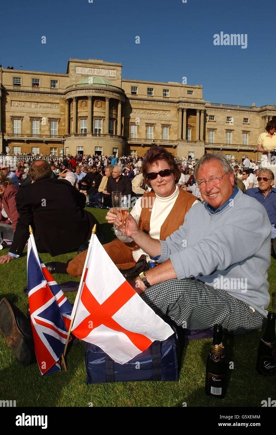 Doug und Dorothy Evans aus Tettenhall nutzen die Gastfreundlichkeit der Gärten des Buckingham Palace, das Paar besucht die Queens Golden Jubilee Prom im Palace. Stockfoto