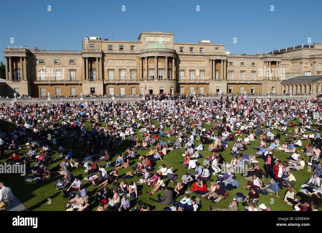 Geladene Gäste in den Gärten des Buckingham Palace, die an der Queens Golden Jubilee Prom im Palast teilnehmen. Stockfoto