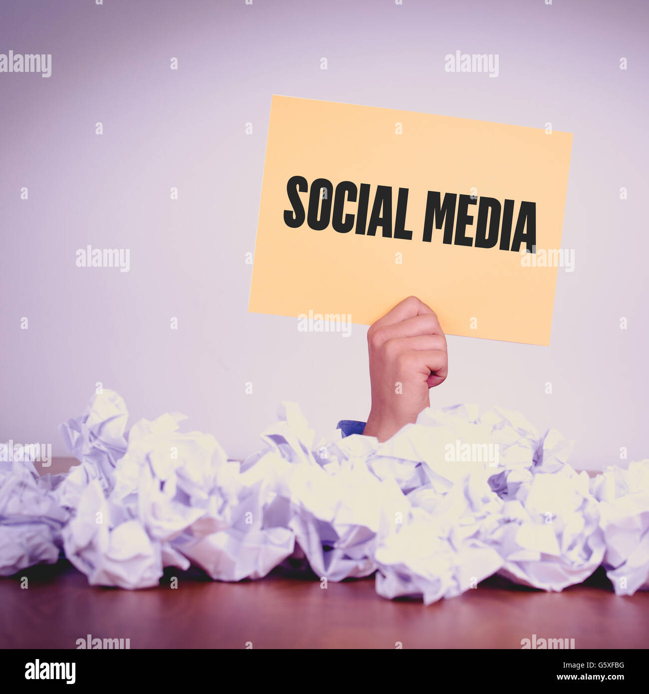 HAND MIT GELBEM PAPIER MIT SOZIALEN MEDIACONCEPT Stockfoto