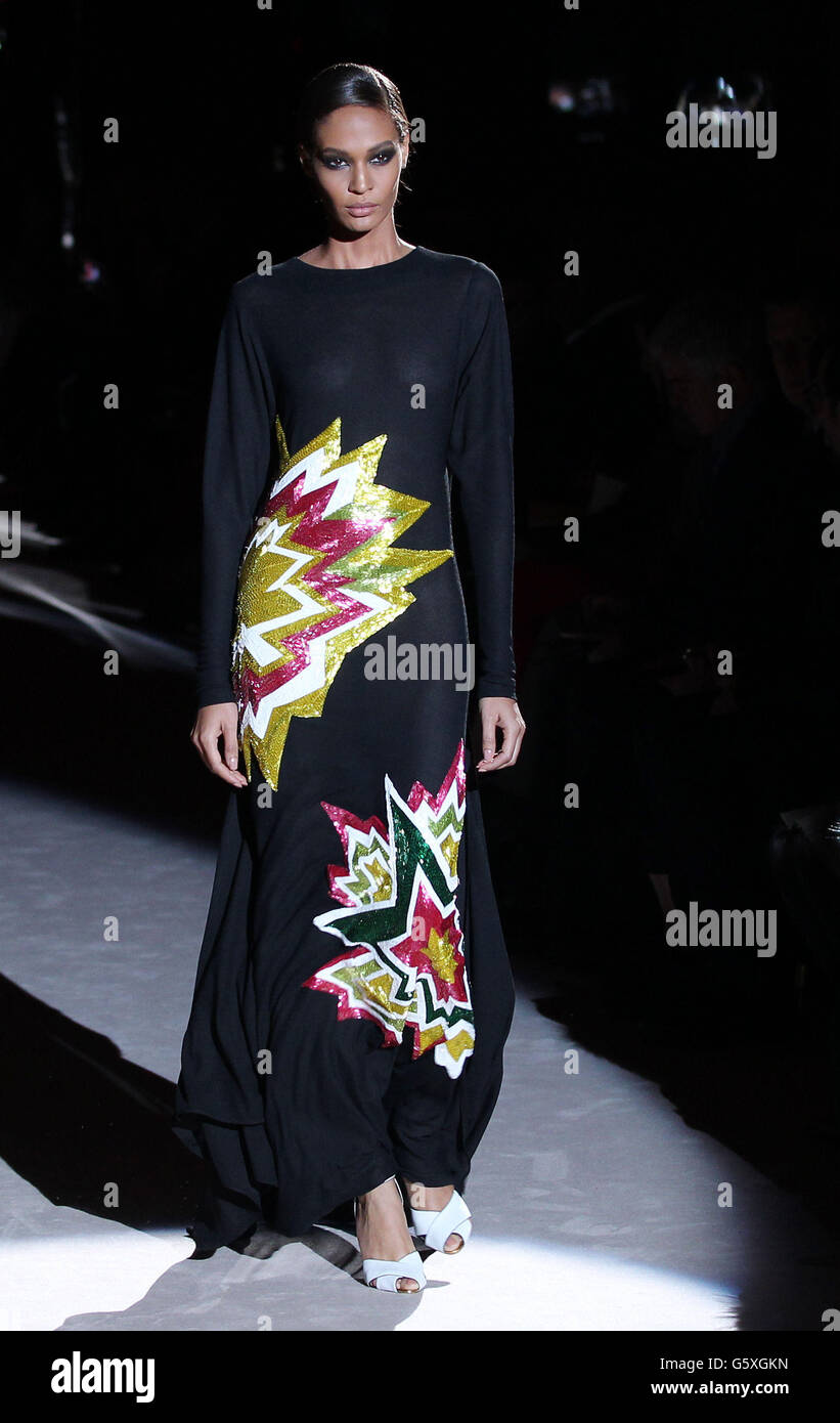 Ein Model auf dem Laufsteg während der Tom Ford Herbst/Winter 2013 Laufsteg Show am vierten Tag der London Fashion Week im Lancaster House, London. Stockfoto