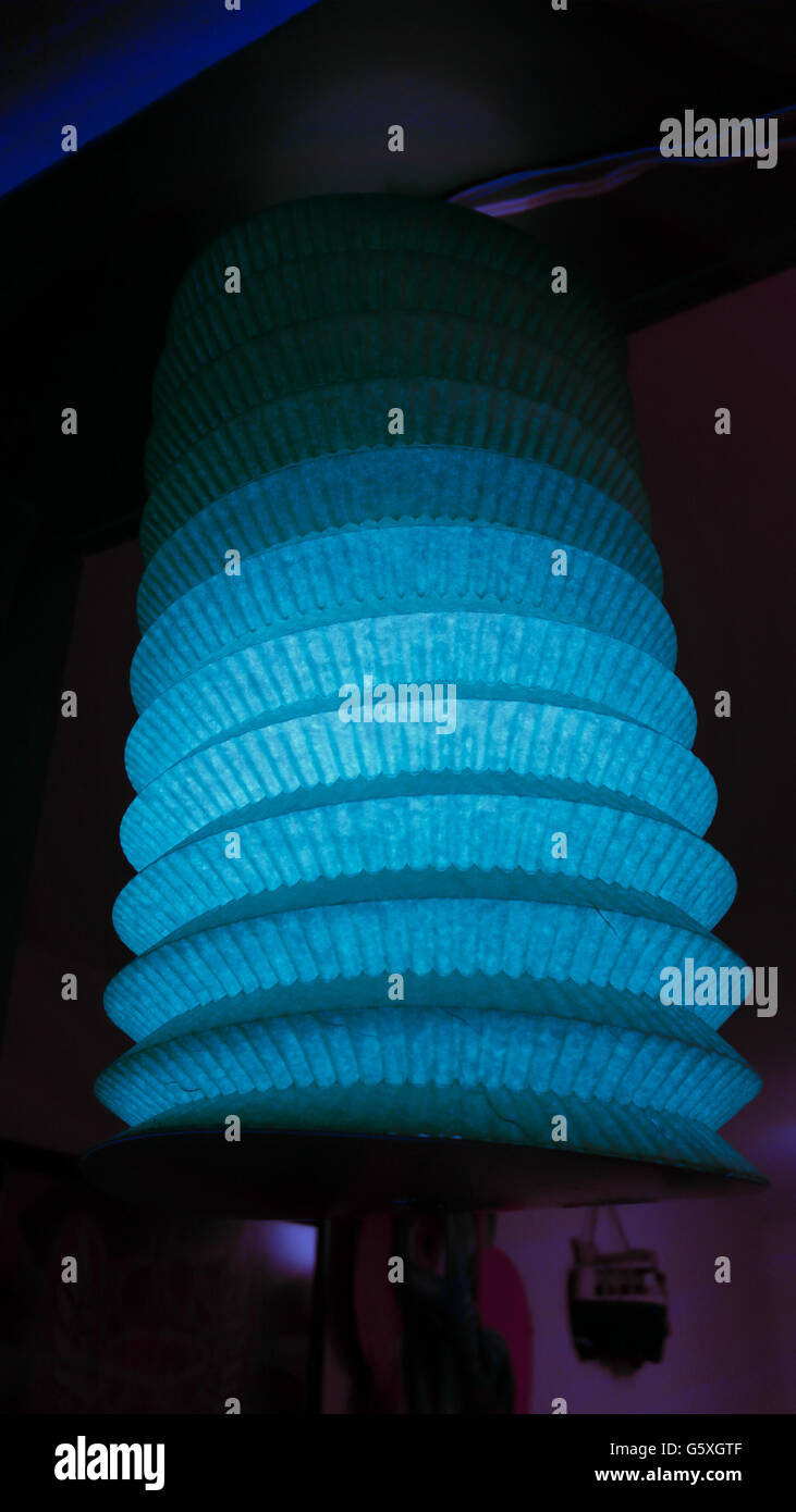 Papier Lampe in einem dunklen Raum Stockfoto