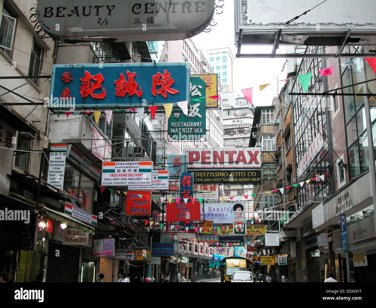 Ein allgemeiner Blick auf eine Straße im Zentrum von Hongkongs Geschäftssektor. Stockfoto