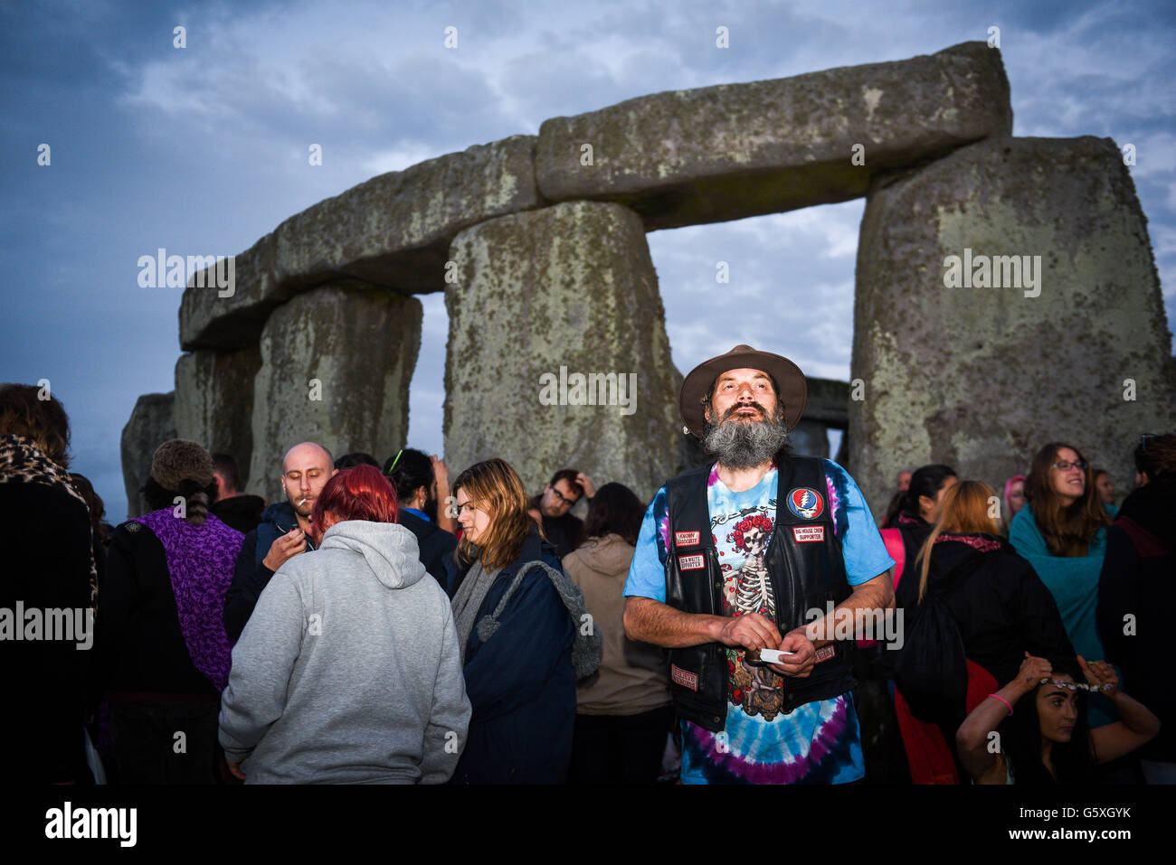 Nachtschwärmer treffen sich in Stonehenge um die Sommersonnenwende zu feiern Stockfoto