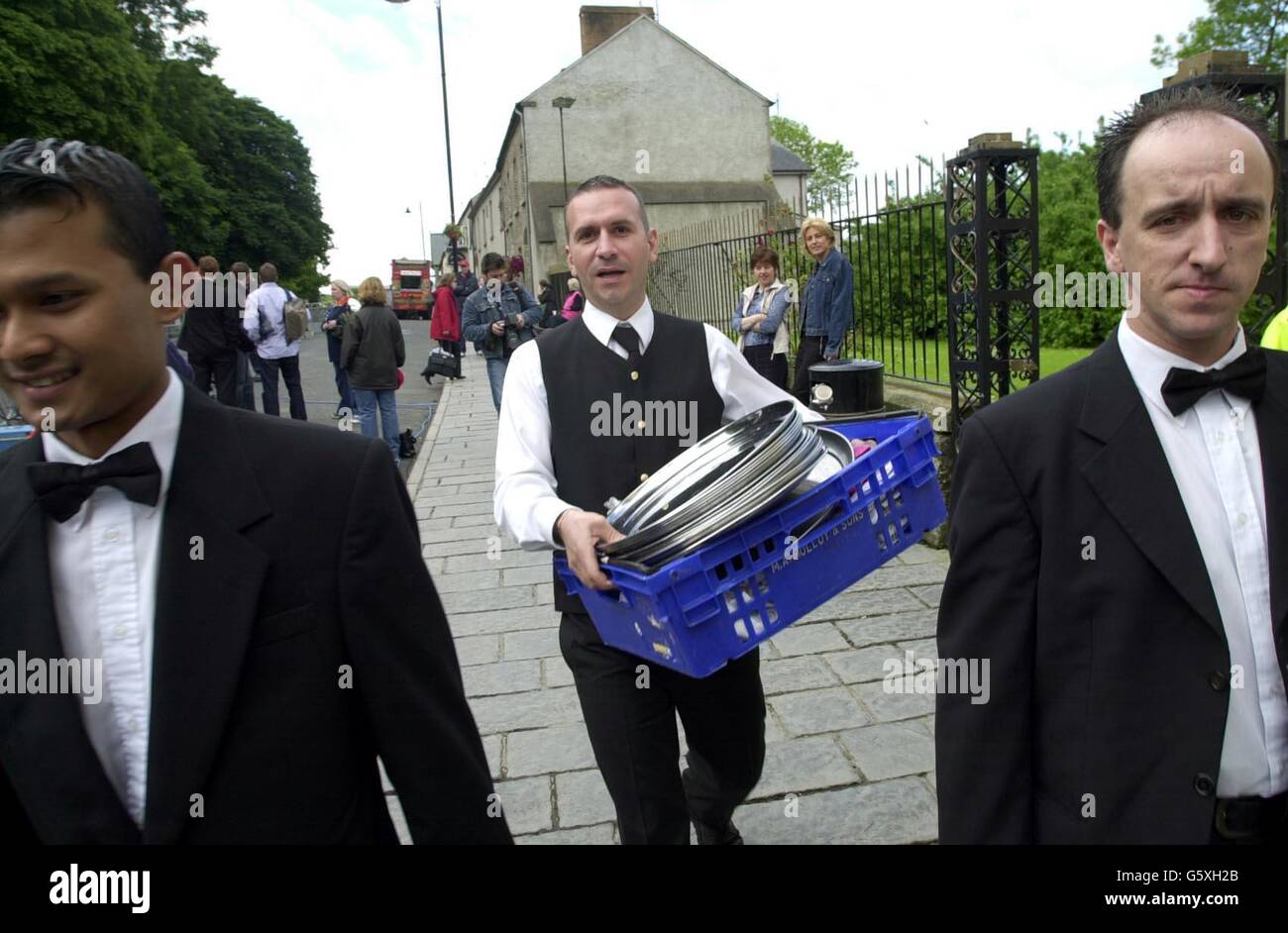 Kellner, die am Tor von Castle Leslie in Glaslough, County Monaghan, Rep. Of Ireland, ankommen, wo Sir Paul Mc Cartney und Heather Mills später heute auf dem Schlossgelände heiraten werden. Stockfoto