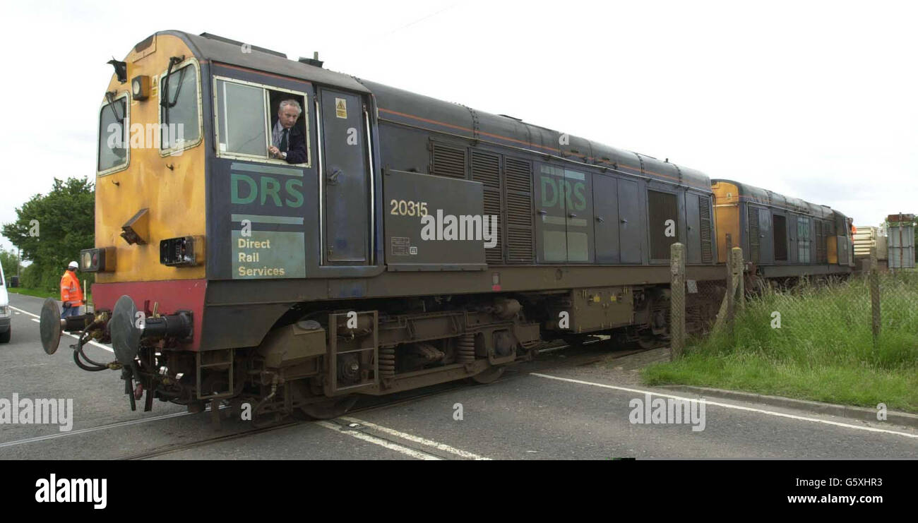 Der Zug mit einem leeren Kernkolben, der am Dienstag, den 11. Juni 2002 zusammenprallte, mit einem Lastwagen auf einem Bahnübergang in Kent, bewegt sich nach Untersuchungen des Unfalls. *die britische Verkehrspolizei sagte, dass der 50 Tonnen schwere Stahlkolben nicht beschädigt wurde und es keine Gefahr für die Öffentlichkeit gab, nachdem der Zug um 8.40 Uhr mit einem 40 Fuß langen Tieflader auf dem Bahnübergang Brenzett in Brookland, in der Nähe von New Romney, kollidierte. Der Kolben war von Willesden Zughof im Norden Londons abgeholt worden und wurde nach Dungeness, EINEM Atomkraftwerk, transportiert, wo er mit bis zu fünf gefüllt werden sollte Stockfoto