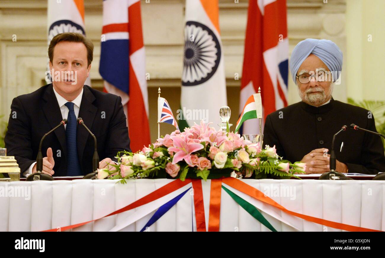Premierminister David Cameron trifft den indischen Premierminister Manmohan Singh im Büro des Premierministers in Neu-Delhi, Indien, während des zweiten Tages eines dreitägigen Besuchs im Land. Stockfoto