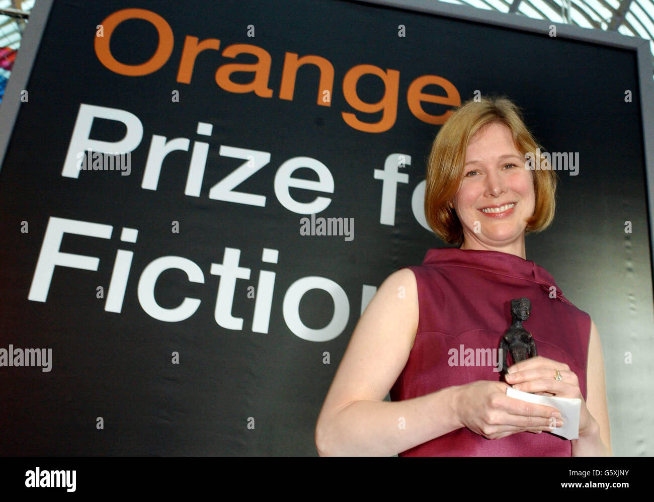 Die Autorin Ann Patchett posiert mit ihrem Orange Prize for Fiction nach einer Preisverleihung im Royal Opera House in London. Stockfoto