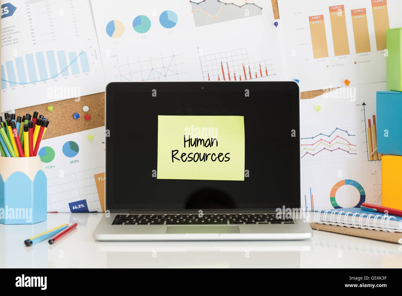 HUMAN RESOURCES Notiz eingefügt auf dem Laptopbildschirm Stockfoto