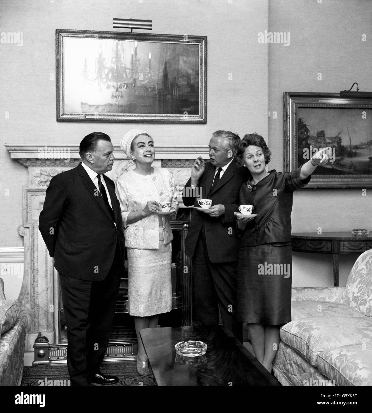 Mr und Mrs Harold Wilson unterhalten sich mit der amerikanischen Schauspielerin Joan Crawford und Sir Billy Butlin im Boudoir-Raum Nr. 10, Downing Street. Stockfoto
