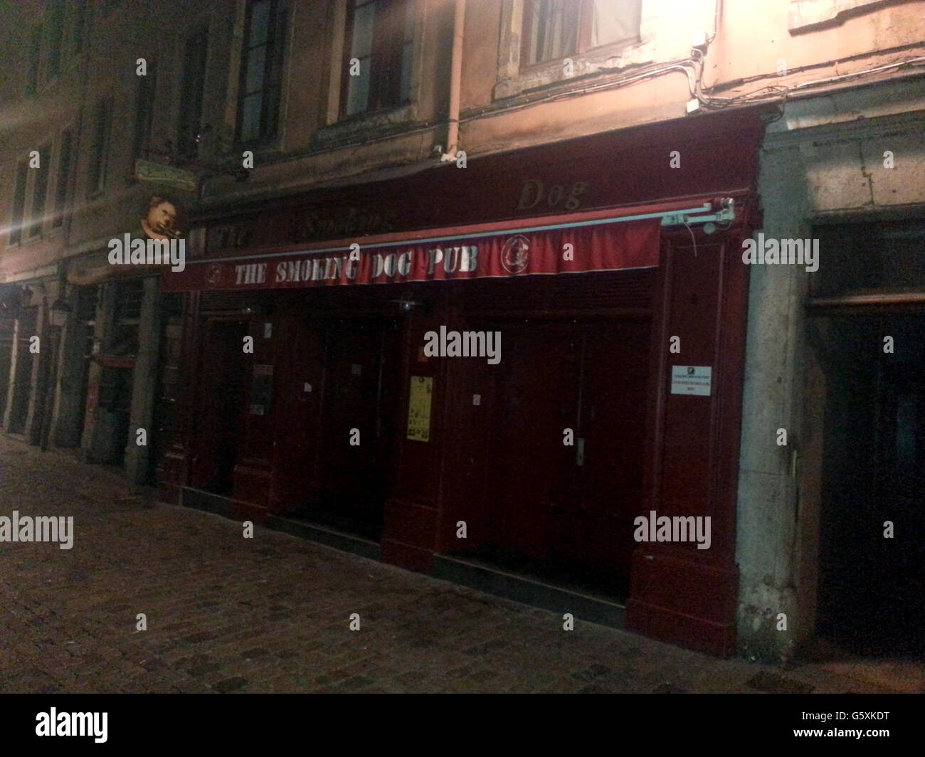 Ein allgemeiner Blick auf den Smoking Dog Pub in Lyon, wo eine Gruppe von bis zu 50 maskierten Schlägern die Bar mit Tottenham Hotspur-Anhängern vor dem Spiel ihres Teams in der französischen Stadt heute Abend Angriff. Stockfoto