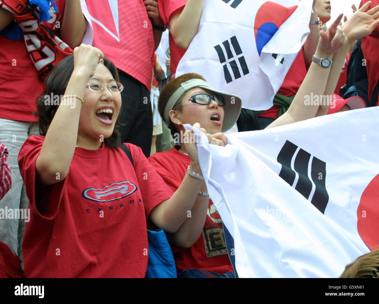 Südkoreanische Fans feiern auf dem Trafalgar Square im Zentrum von London nach dem Sieg ihres Landes über Spanien im WM-Viertelfinale. Stockfoto
