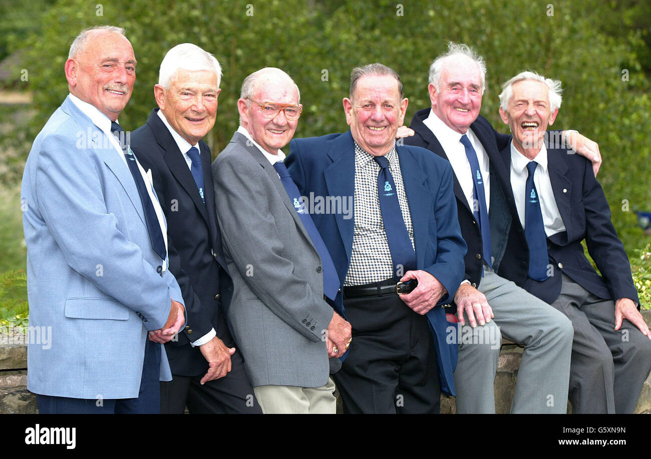Mitglieder der letzten kompletten RAF Bomber Crew (L-R) aus dem Zweiten Weltkrieg, Maurice Webster, Len Wilson, Bill Madeley, Tom Grossett, Jimmy Spence und Rex Waller, von denen sich einige seit mehr als 50 Jahren bei ihrer Wiedervereinigung nicht mehr gesehen haben. * im Manchester Airport Moathouse Hotel in Wilmslow, Greater Manchester. Die sechs Flieger der 39 Squadron verloren 1945 den Kontakt, nachdem sie 13 Razzien hinter feindlichen Linien mit einem US-Bomber Martin Marauder B26 von ihrem Stützpunkt an der italienischen Adriaküste durchgeführt hatten. Stockfoto