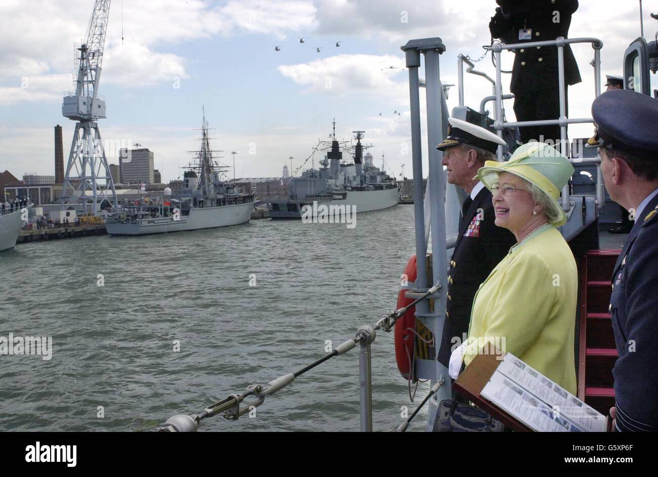 Königin Elizabeth II. Begleitet von ihrem Mann, dem Herzog von Edinburgh (rechts), während der Überprüfung der Flotte des britischen Flugzeugträgers The Ark Royal in Portsmouth. Stockfoto