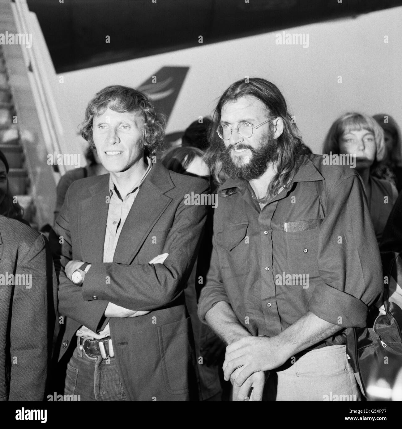 Dougal Haston (links) und Doug Scott kommen am Londoner Flughafen Heathrow an, nachdem sie als erste Männer den Gipfel des Mount Everest durch seine Südwestwand erreicht haben. Stockfoto