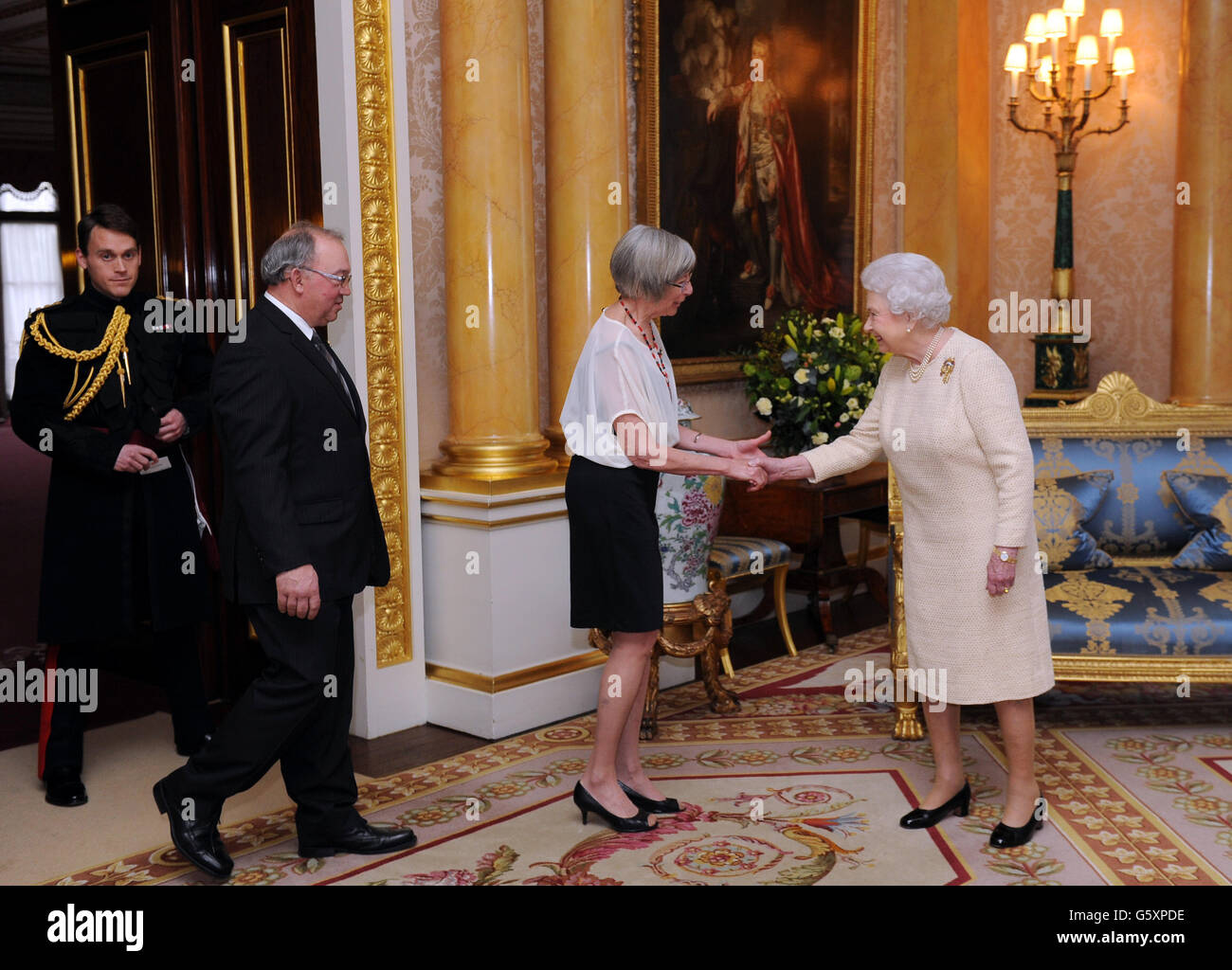 Königin Elizabeth II. Begrüßt die neu ernannte Gouverneurin Judith Guichon für British Columbia und Bruno Mailloux im Buckingham Palace, London. Stockfoto