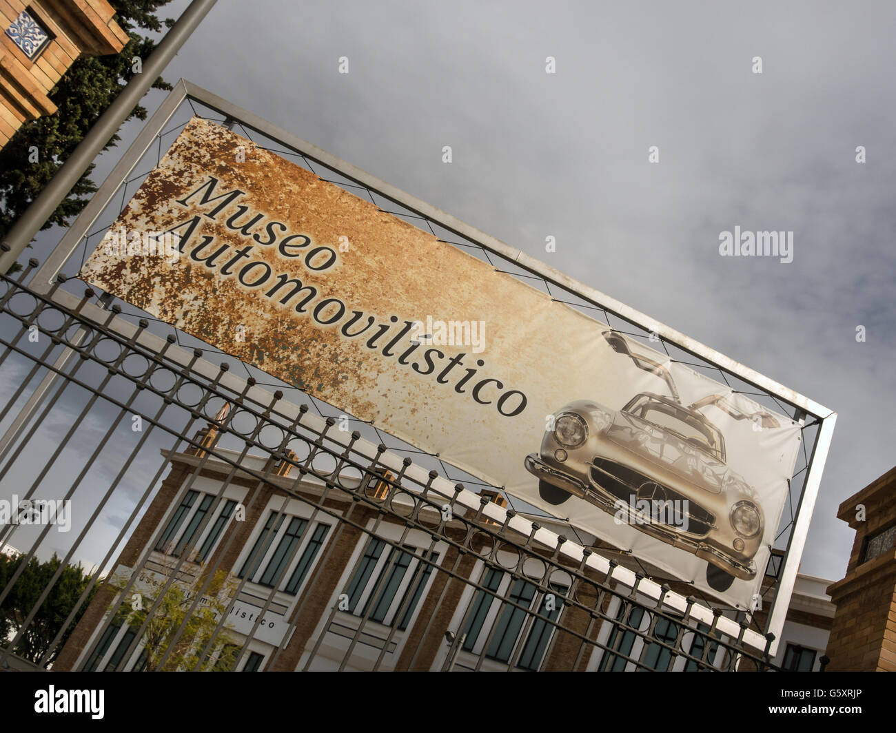 MALAGA, SPANIEN - 09. MÄRZ 2016: Schild am Eingang des Motormuseums Stockfoto