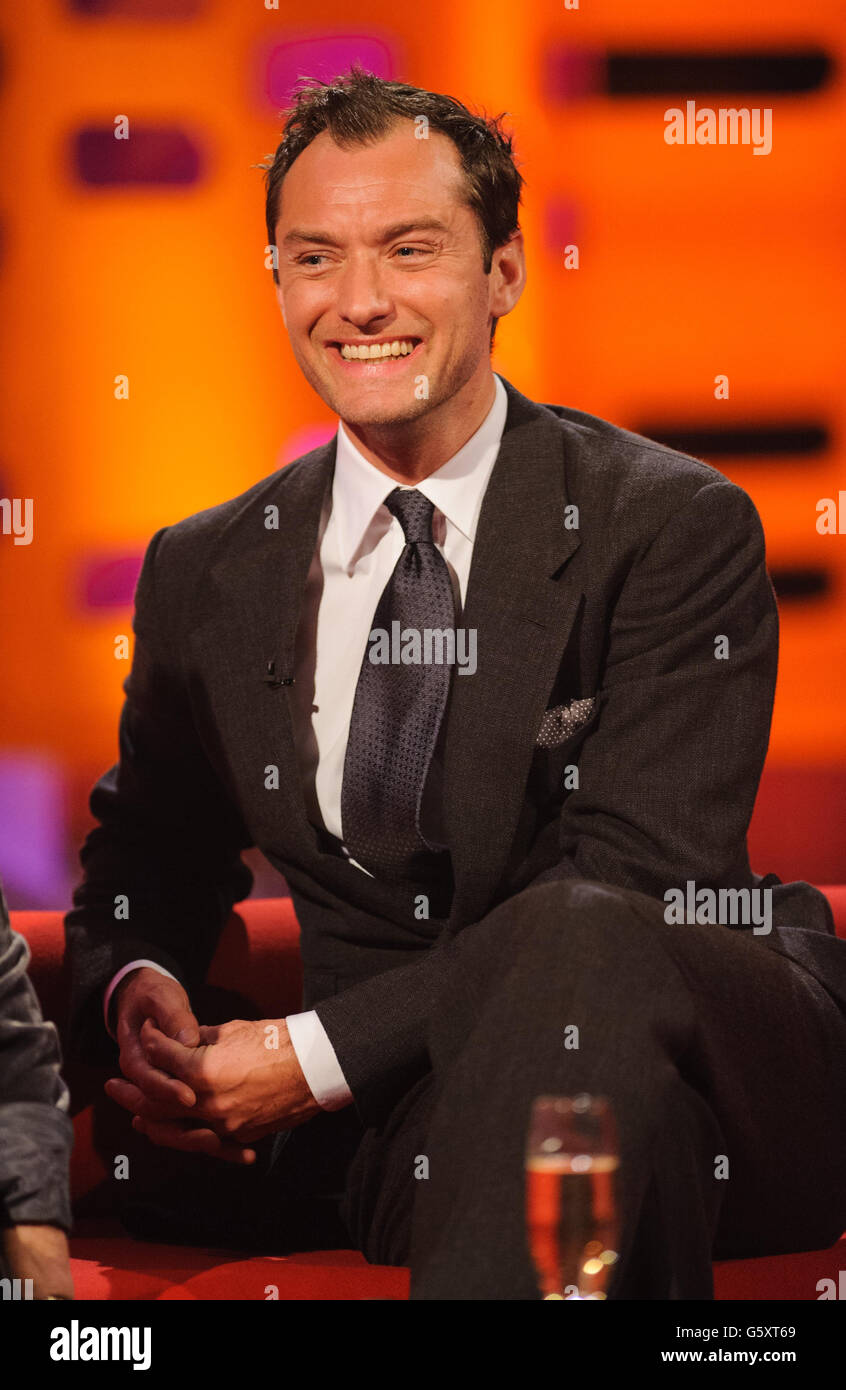 Jude Law während der Dreharbeiten zur Graham Norton Show in den London Studios, die am Freitag, den 1. März, ausgestrahlt werden. Stockfoto
