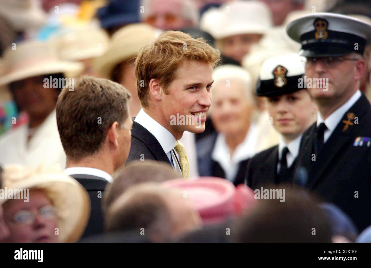 Prinz William plaudert mit Menschenmassen vor dem Holyrood House bei der Royal Garden Party in Edinburgh. Stockfoto