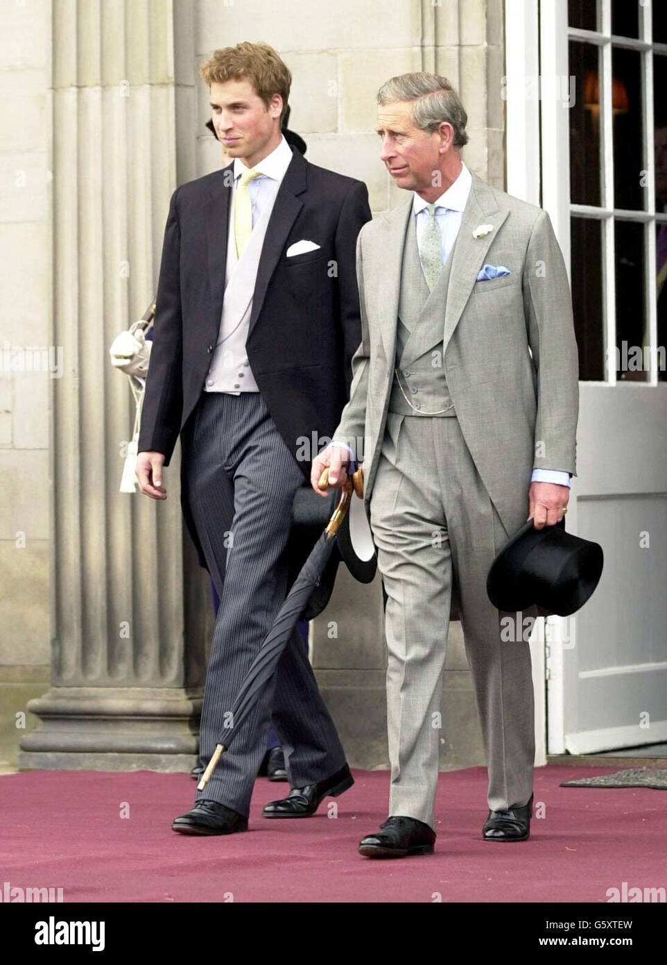 Royal Garden Party - William. Prinz William plaudert mit Menschenmassen vor dem Holyrood House bei der Royal Garden Party in Edinburgh. Stockfoto