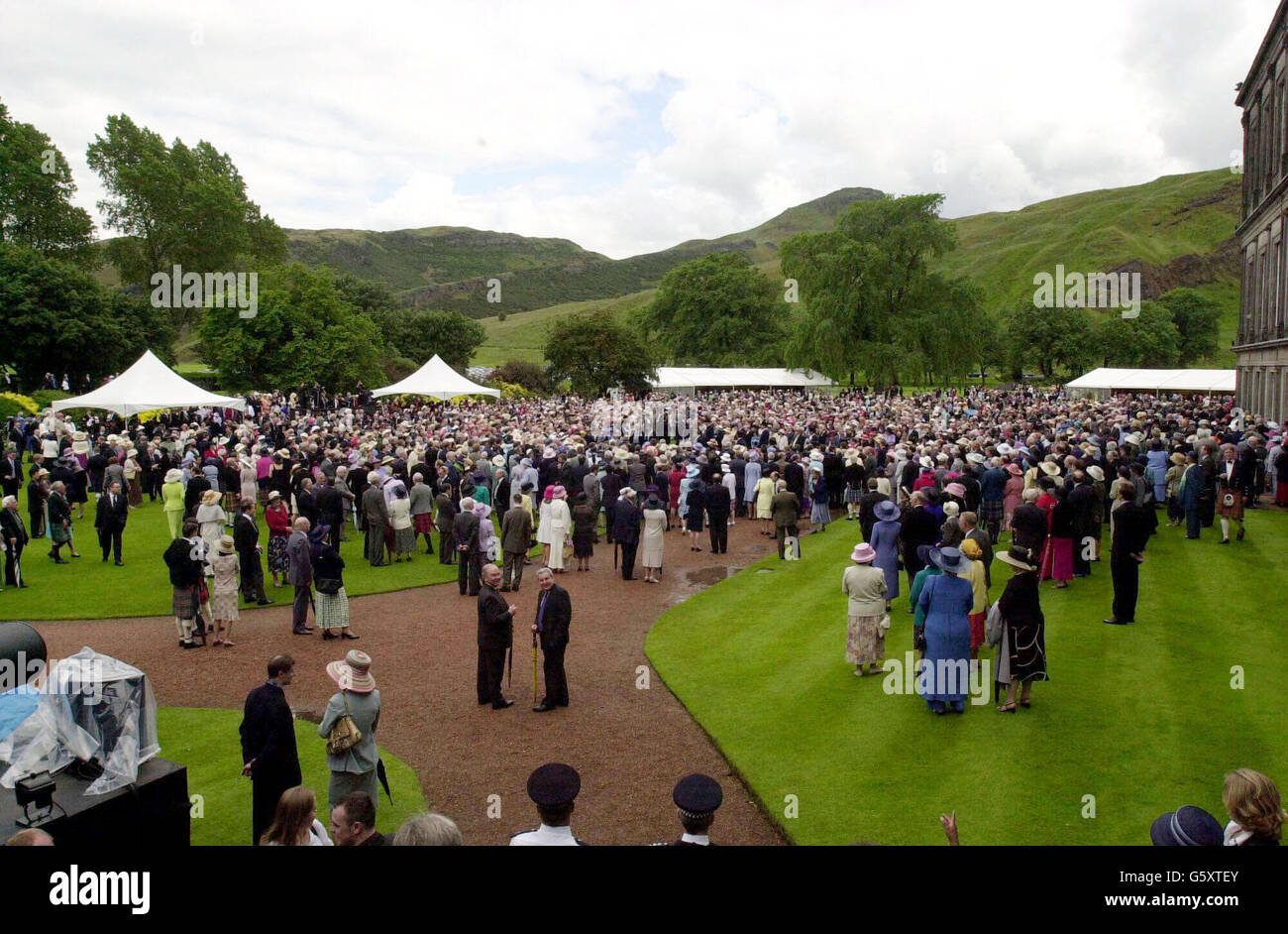 Ein allgemeiner Blick auf die Menschenmassen vor dem Holyrood House bei der Royal Garden Party, Edinburgh. Stockfoto