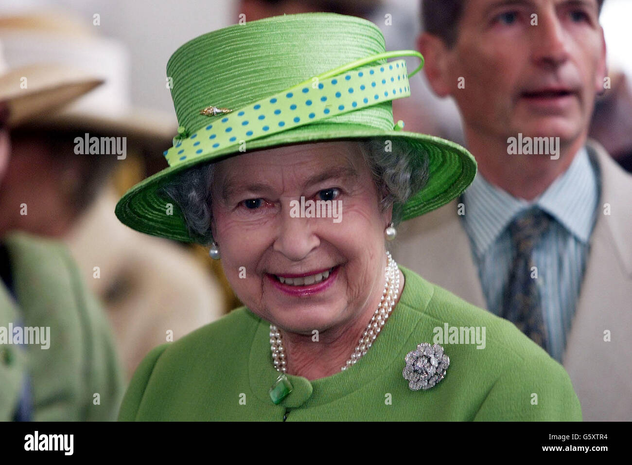 Die britische Königin Elizabeth II. Besucht das National Memorial Arboretum in der Nähe von Burton, Staffordshire, während sie die Gegend auf ihrer Golden Jubilee Tour besucht. *die Königin und der Herzog von Edinburgh pflanzten Bäume, um an die gefallenen Kriegshelden und Offiziere zu erinnern, die in den Rettungsdiensten getötet wurden. Stockfoto