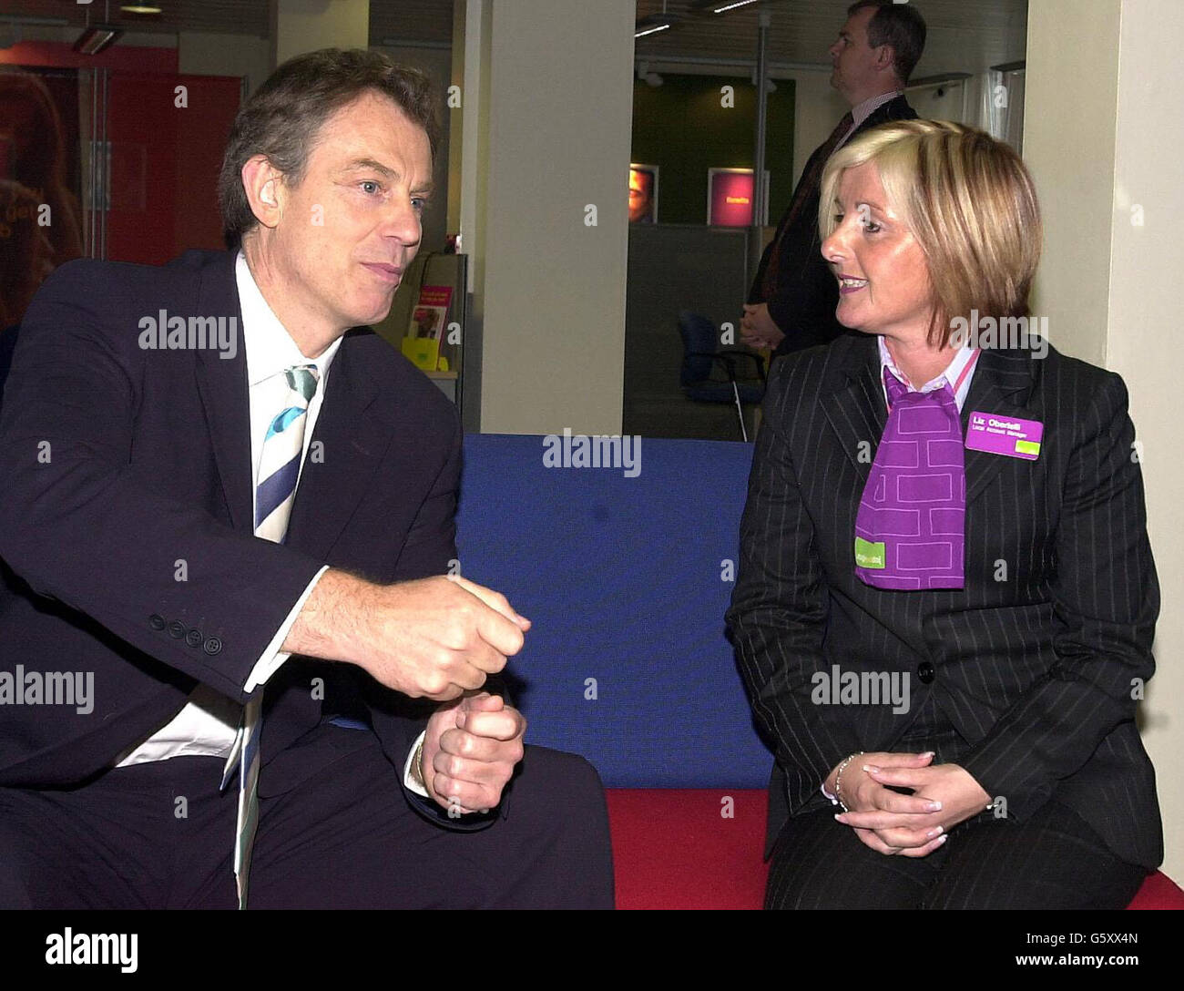 Premierminister Tony Blair spricht in einem Job Center in Streatham, Südlondon, mit Liz Obertelli, der Leiterin des lokalen Counts, wo er eine Rede über die Wefare-Reform hielt. Der Premierminister signalisierte dem Wohlfahrtsstaat weitere Reformen. * ... einschließlich eines Vorgehens, mehr Einzeleltern und behinderten Menschen bei der Suche nach Arbeit zu helfen, und sagte, er wolle das Land den historischen Zielen der Vollbeschäftigung und der Beseitigung der Kinderarmut näher bringen. Stockfoto