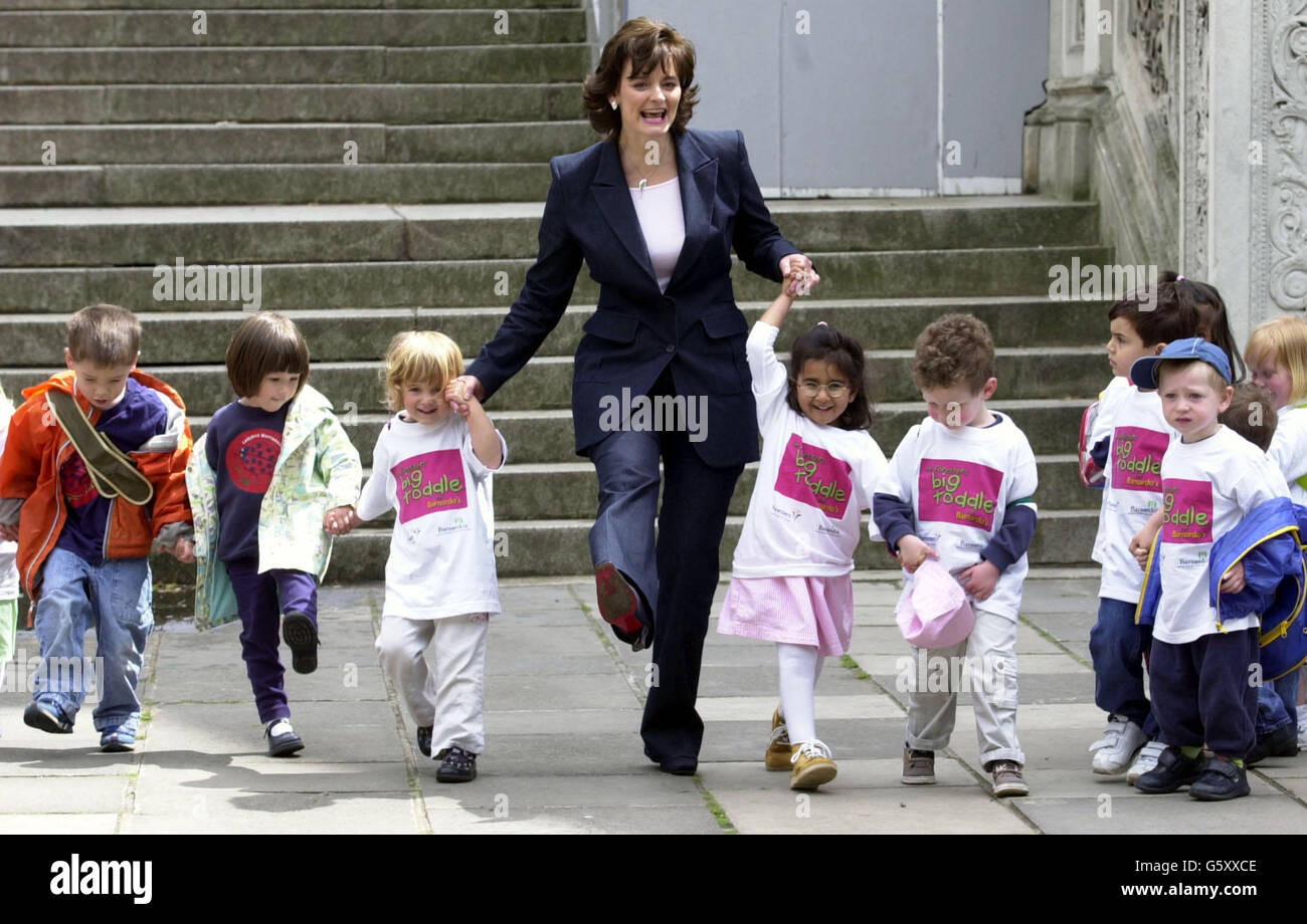 Die Frau des Premierministers und Barnardo-Präsidentin Cherie Blair mit Kindern in der Spielgruppe Ladybird Montessori, Highgate, London, um bei der Gründung der größten Spendenaktion der Wohltätigkeitsorganisation „The Big Toddle“ zu helfen, die von Foresters gesponsert wird. * ... Die Veranstaltung geht auf eine Reihe von Half Mile Walks für Kinder bis zum Alter von fünf Jahren ein. Stockfoto