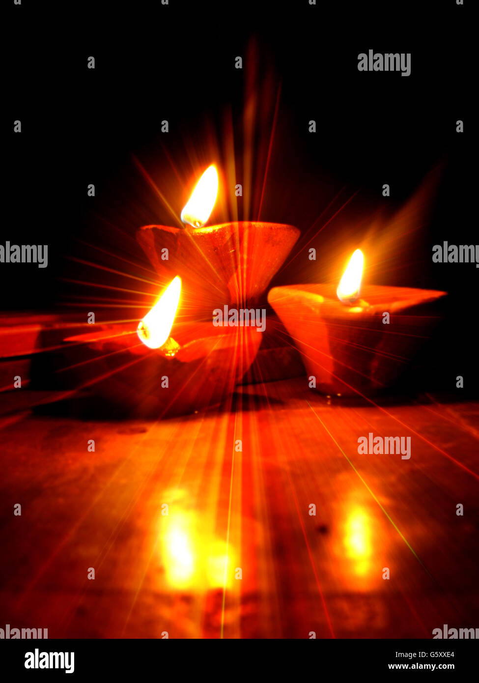 Traditionellen heiligen Lampen angezündet während Diwali-fest mit einem spirituellen Glanz. Stockfoto