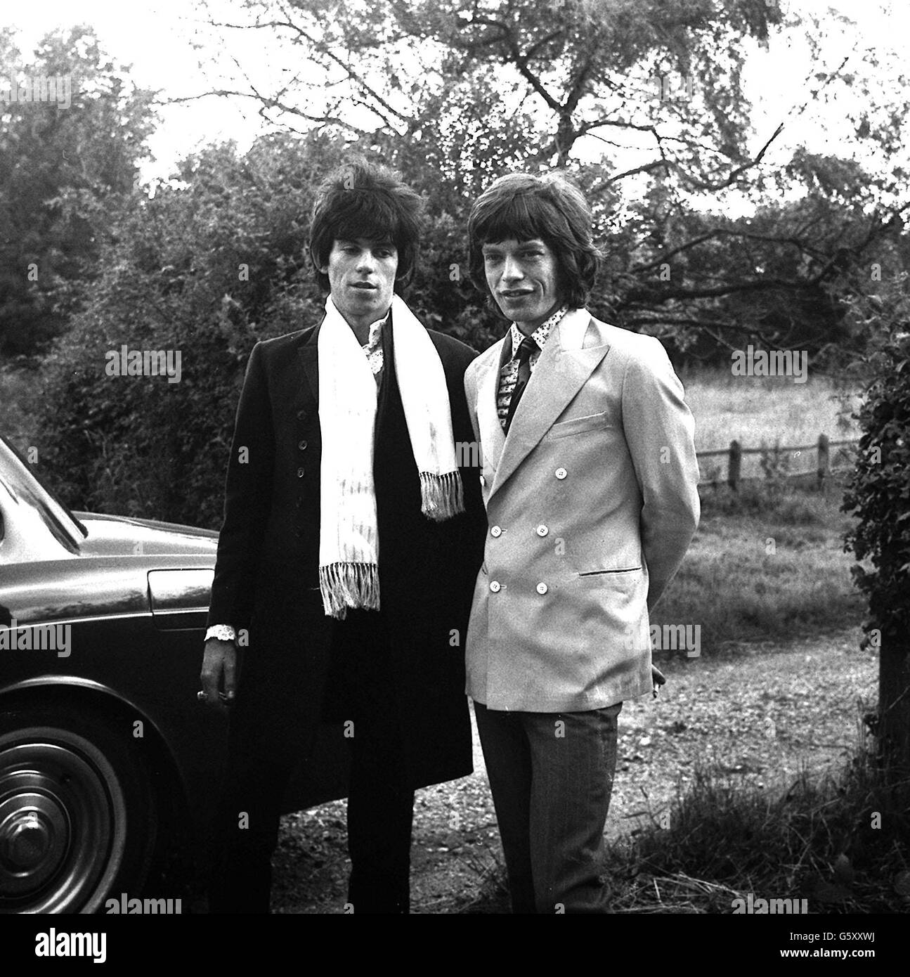 Keith Richards (links) Leadgitarrist bei den Rolling Stones und Mick Jagger, der Leadsänger der Gruppe, verließen Richards Haus in West Wittering, Sussex, als sie bei den West Sussex Quarter Sessions wegen Drogengebühren auftreten sollten. Stockfoto