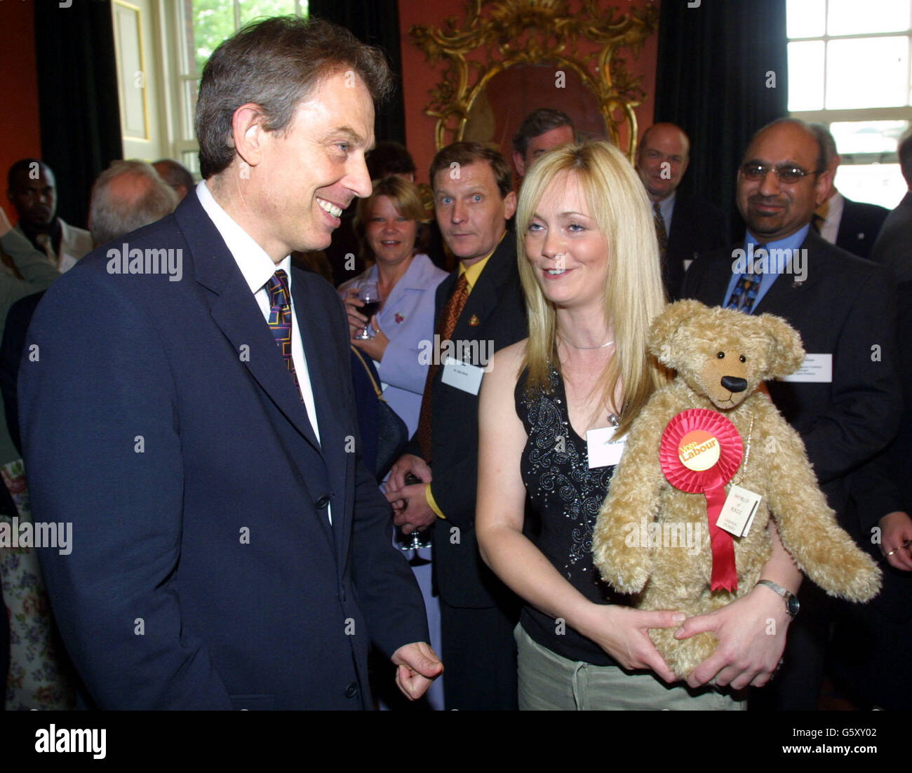 Der britische Premierminister Tony Blair trifft Laura Kelly aus Derbyshire bei einem Empfang in der Downing Street für alleinerziehende Eltern, die wieder zur Arbeit kommen. Gewerkschaften und Wahlkampfgruppen begrüßten eine neue Regierungskampagne, die mehr Einzeleltern und behinderten Menschen helfen soll, Arbeit zu finden. * ... im Rahmen weiterer Reformen des Wohlfahrtsstaates. Der Premierminister sprach von einem neuen Vertrag zwischen Bürgern und Gesellschaft, als er Pläne ankündigte, das Land näher an Vollbeschäftigung zu bringen. Stockfoto