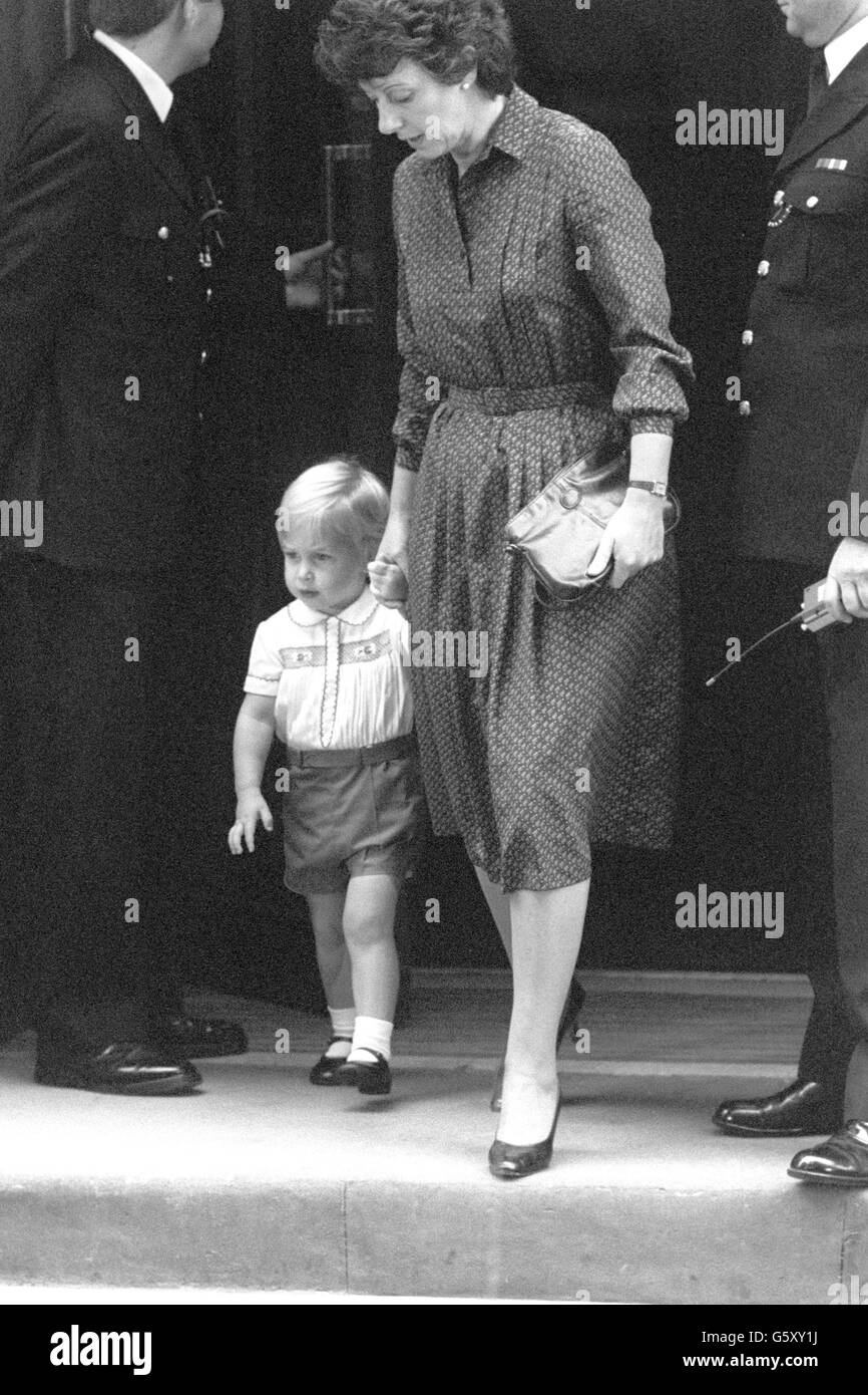 Prinz William verlässt das St Mary's Hospital, Paddington, mit dem Kindermädchen Barbara Barnes, nachdem er seinen neugeborenen Bruder besucht hat. Die Prinzessin, die gestern ihr zweites Kind zur Welt gebracht hat, wird heute das Krankenhaus verlassen. Stockfoto
