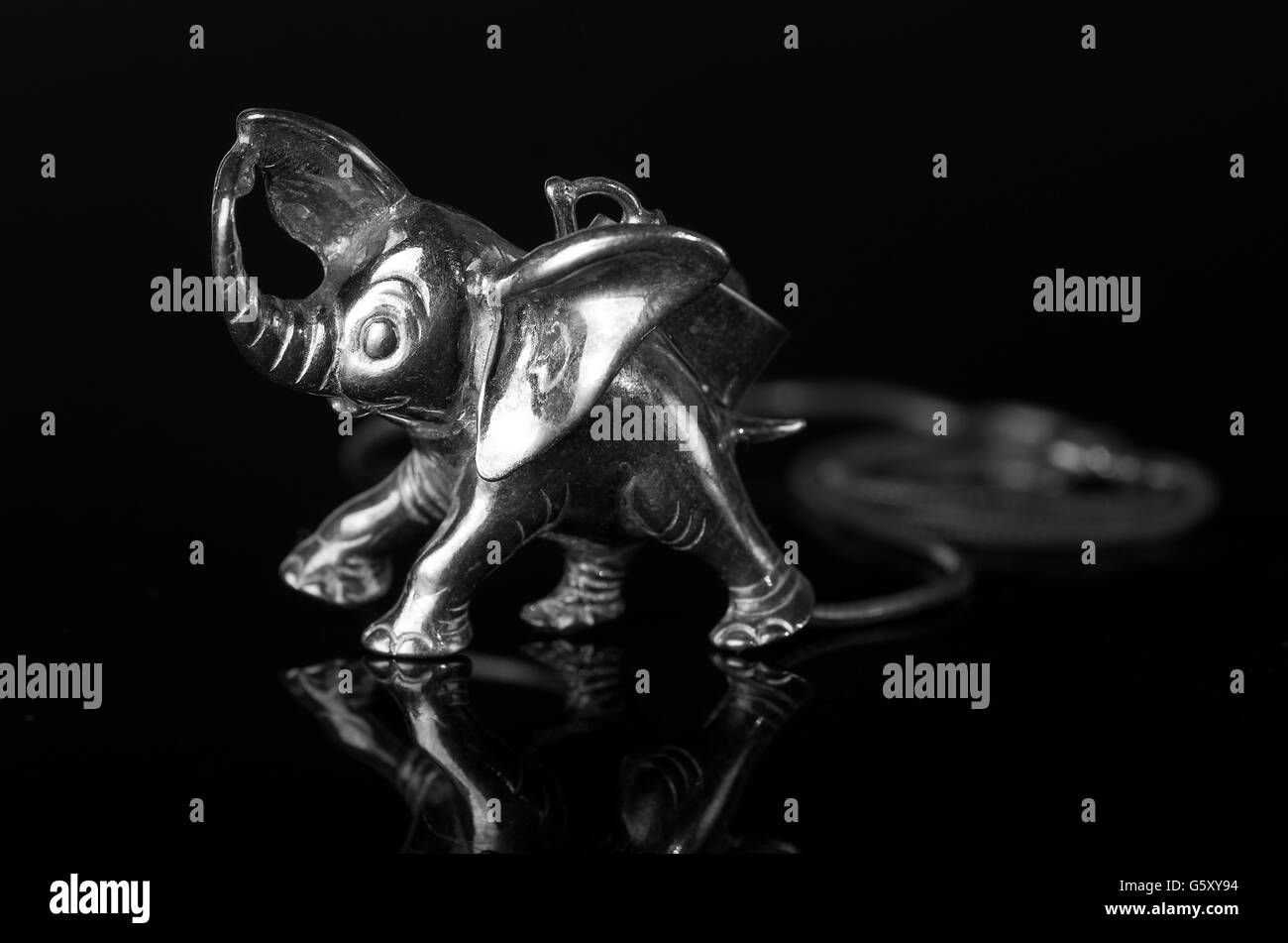 Elefant Anhänger Silber auf schwarzem Hintergrund. Stockfoto