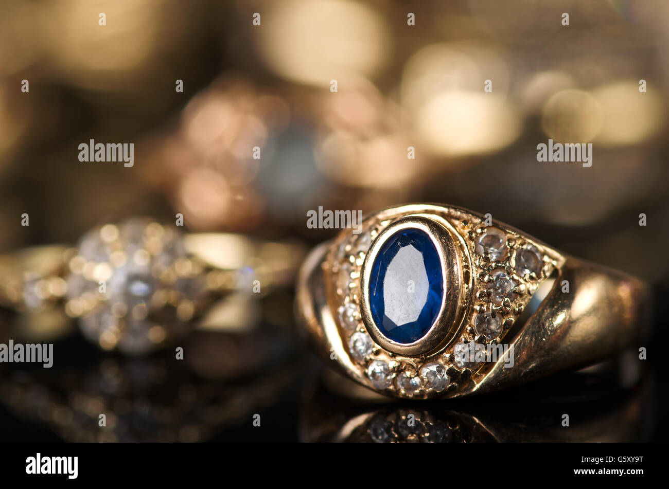 Goldschmuck auf einem schwarzen Hintergrund. Stockfoto
