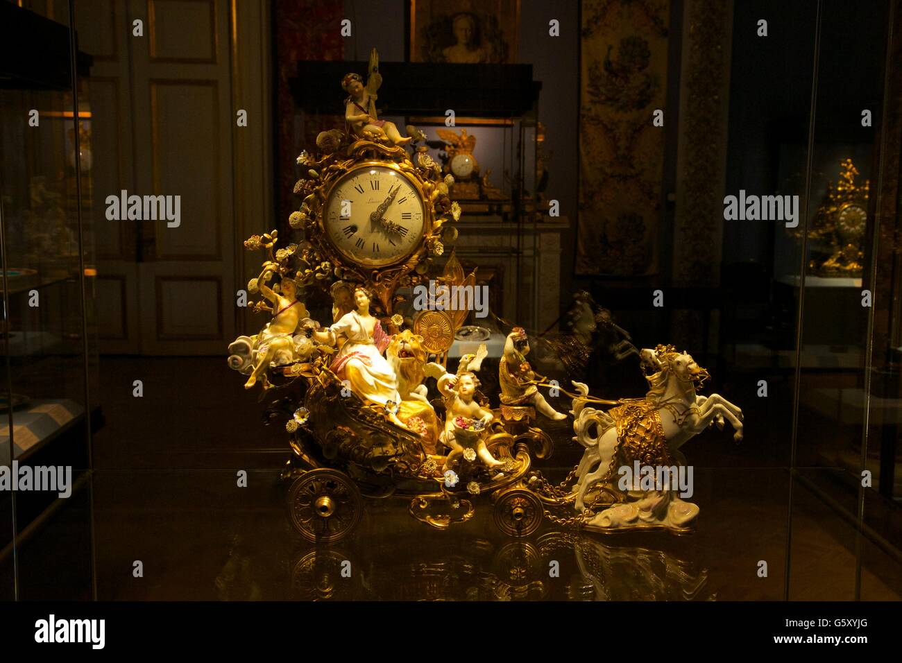 Reich verzierte Uhr in Zimmer, Winterpalast, Eremitage, St. Petersburg, Russland Stockfoto