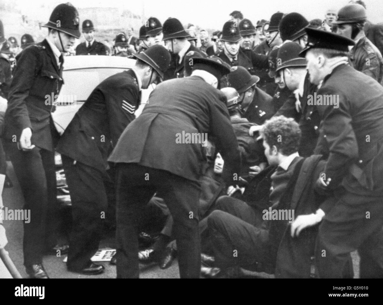 Die Polizei kämpft darum, Demonstranten zu bewegen, die auf der Straße vor offiziellen Autos lagen, die zur Eröffnung des neuen Stausees der Liverpool Corporation in der Nähe von Bala, Merioneth, eintrafen. Auf der Straße, die anderthalb Kilometer zum Staudamm führt, steht auf den Schildern „Walisisches Wasser ist Teil unseres nationalen Erbes, wir werden es verteidigen“ und „Liverpool stiehlt walisisches Wasser“. Stockfoto