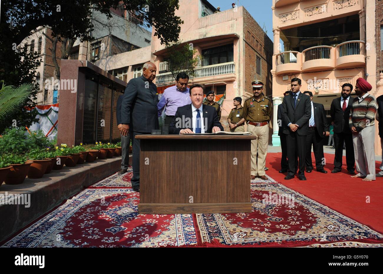 Premierminister David Cameron besucht den Jallianwala Bagh Memorial Garden in Amritsar in Punjab zum Gedenken an das Massaker von 1919, bei dem 379 Menschen durch die britische Armee starben. Cameron legte einen Kranz nieder und unterzeichnete ein Kondolenzbuch, in dem er sich für die Gräueltaten entschuldigte. Stockfoto