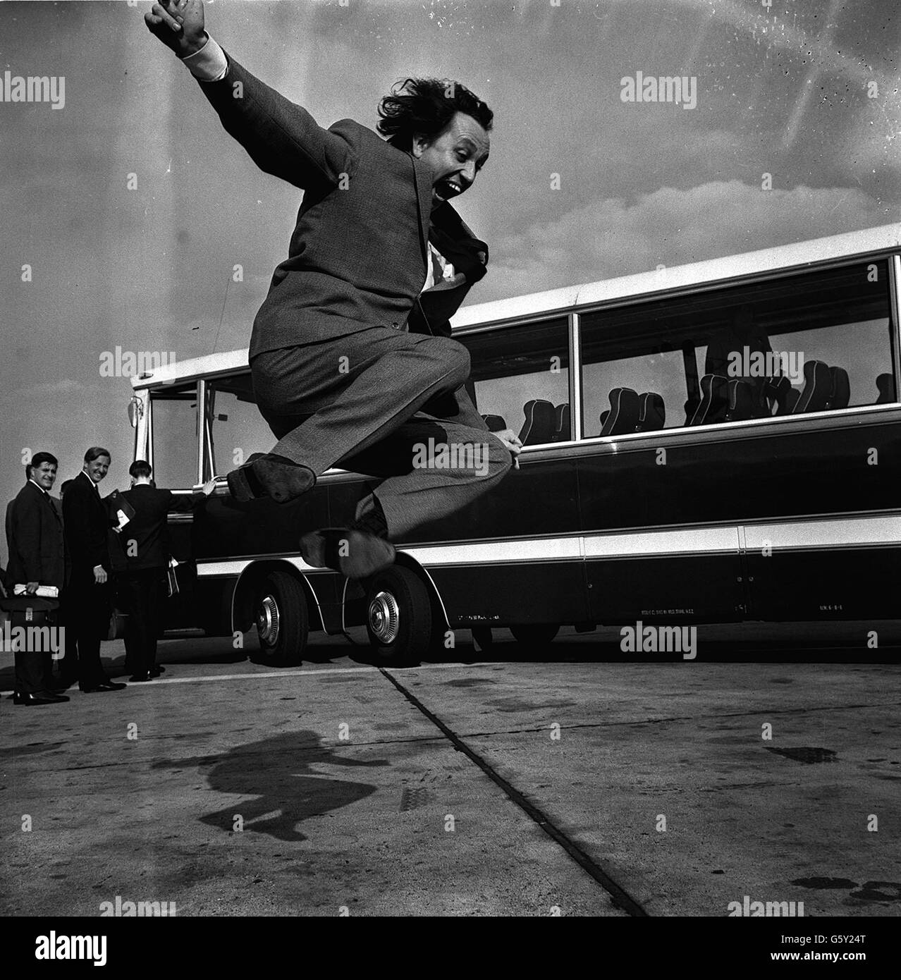 Ken Dodd, Komiker und Sänger aus Lancashire, sprang vor Freude über die Nachricht, dass seine Platte „Tears“ die Spitze der New Musical Express-Hitparade ist, nachdem er aus Liverpool eingeflogen war. Stockfoto